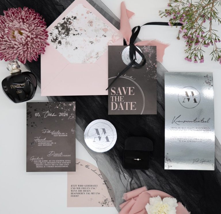 Hochzeitspapeterie Flatlay | Individuelle Einladungen & Karten von fluments Hochzeitspapeterie Flatlay mit Menükarte, Willkommensschild und Dankeskarten im eleganten Design