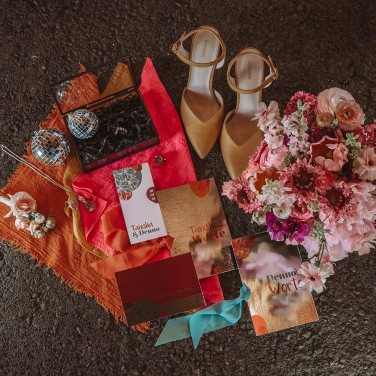 Hochzeitspapeterie Flatlay | Individuelle Einladungen & Karten von fluments Hochzeitspapeterie Flatlay mit Menükarte, Willkommensschild und Dankeskarten im eleganten Design